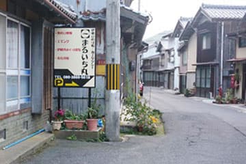 Access from the bus stop